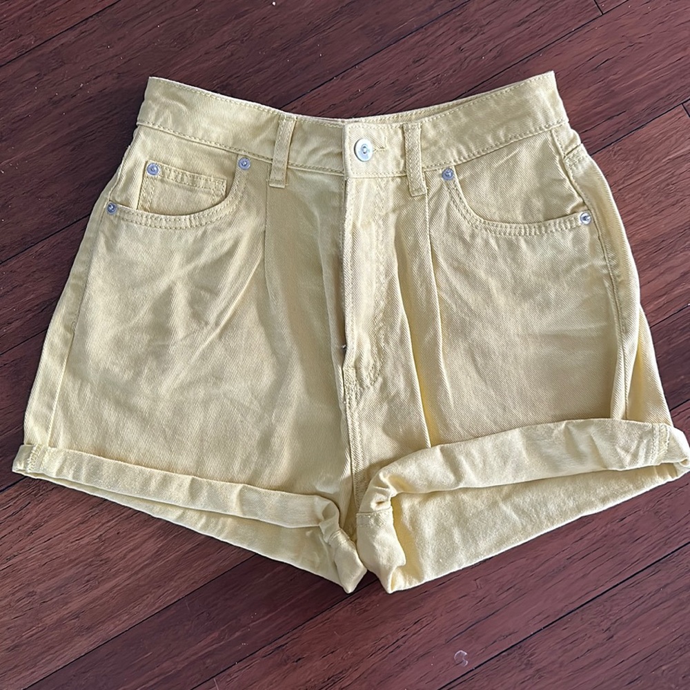 H&M PALE YELLOW SHORTS